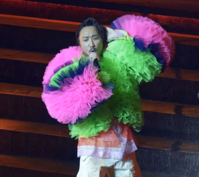 鄭中基開演唱會,總裁爸爸罕露面氣場足,二婚妻帶子女現身支持