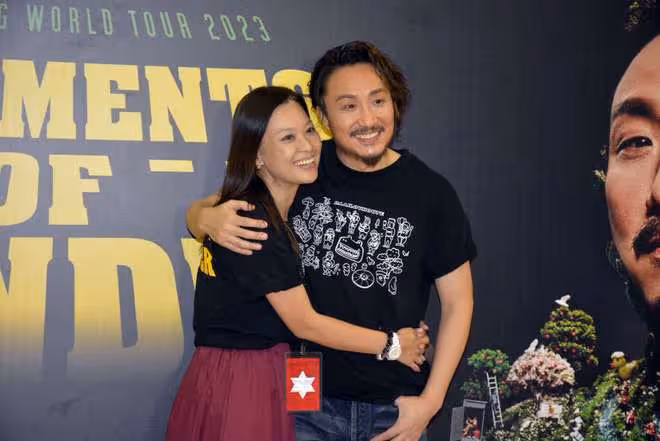 鄭中基開演唱會,總裁爸爸罕露面氣場足,二婚妻帶子女現身支持