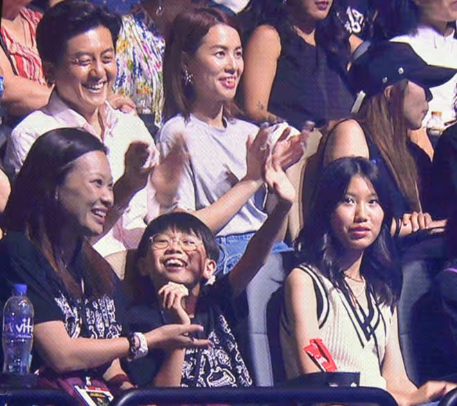 鄭中基開演唱會,總裁爸爸罕露面氣場足,二婚妻帶子女現身支持