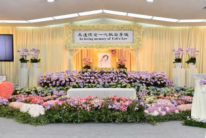 李玟告別會結束,13個粉絲在殯儀館面前哭喊:請把COCO還給我