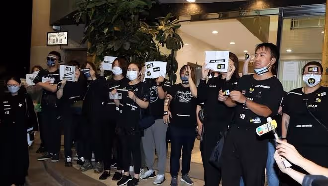李玟告別會結束,13個粉絲在殯儀館面前哭喊:請把COCO還給我