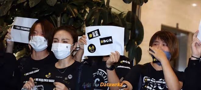 李玟告別會結束,13個粉絲在殯儀館面前哭喊:請把COCO還給我