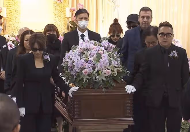 李玟出殯全場親友痛哭，8個扶靈人戴白手套，李家二姐捧遺照