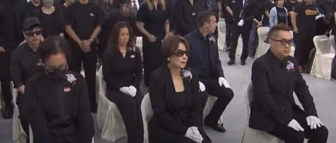 李玟出殯全場親友痛哭，8個扶靈人戴白手套，李家二姐捧遺照