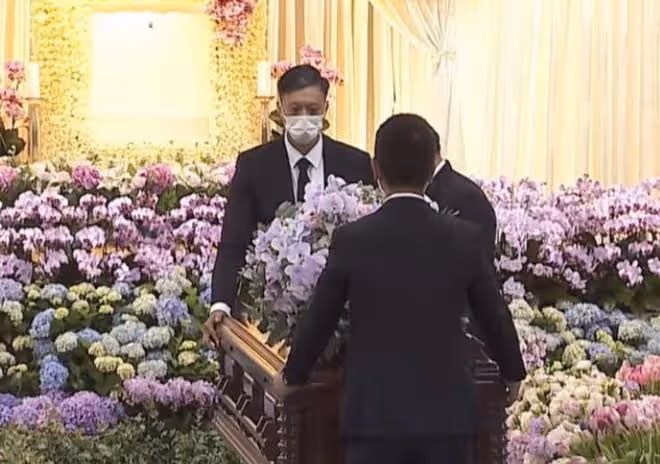 李玟出殯全場親友痛哭，8個扶靈人戴白手套，李家二姐捧遺照