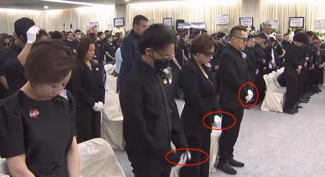 李玟出殯全場親友痛哭，8個扶靈人戴白手套，李家二姐捧遺照