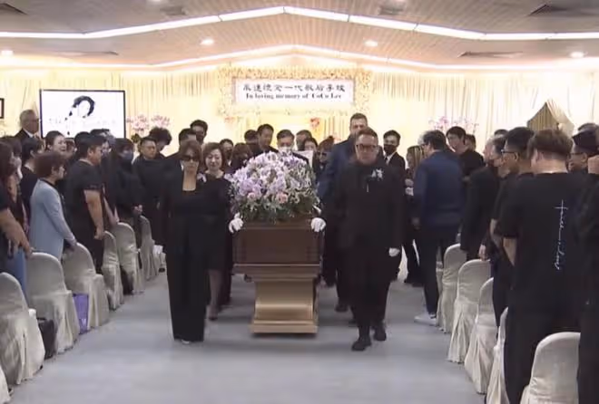 李玟出殯全場親友痛哭，8個扶靈人戴白手套，李家二姐捧遺照