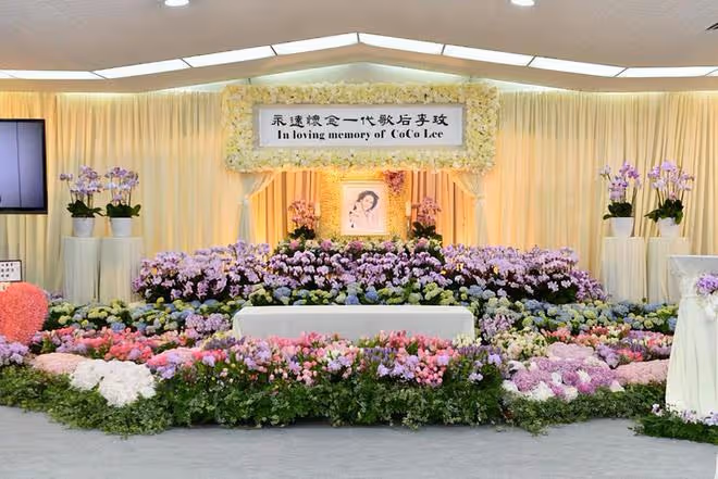 李玟出殯全場親友痛哭，8個扶靈人戴白手套，李家二姐捧遺照