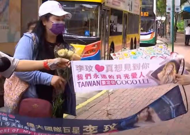 李玟出殯全場親友痛哭,8個扶靈人戴白手套,李家二姐捧遺照