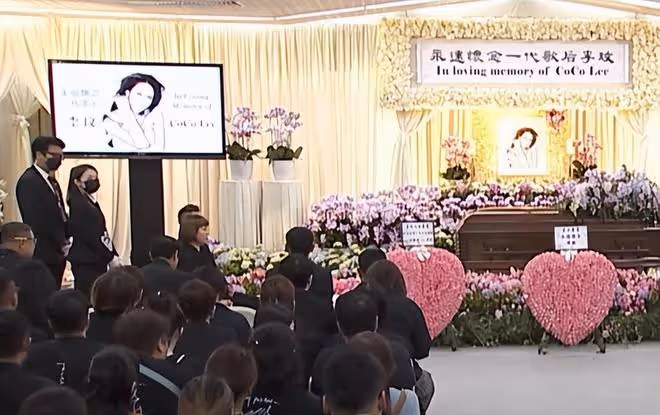 李玟出殯現場:Bruce和2個繼女缺席,李家二姐坐保姆車到場