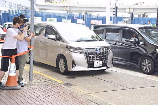 李玟出殯現場：Bruce和2個繼女缺席，李家二姐坐保姆車到場