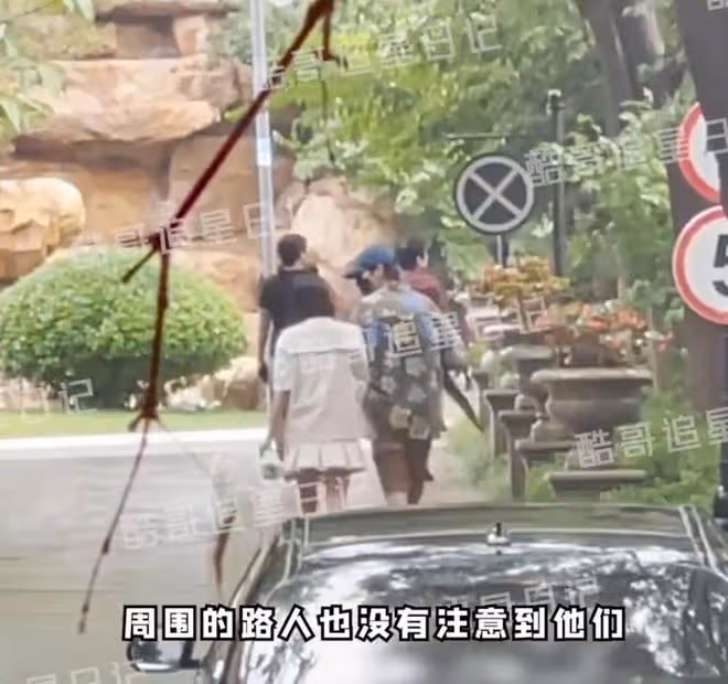 魏大勛走紅後首次與秦嵐同框,二人挽手回家,感情穩定疑似已同居