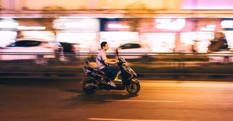 老同學欠我6千多年未還，生氣去他家要債，臨走前又悄悄給他500