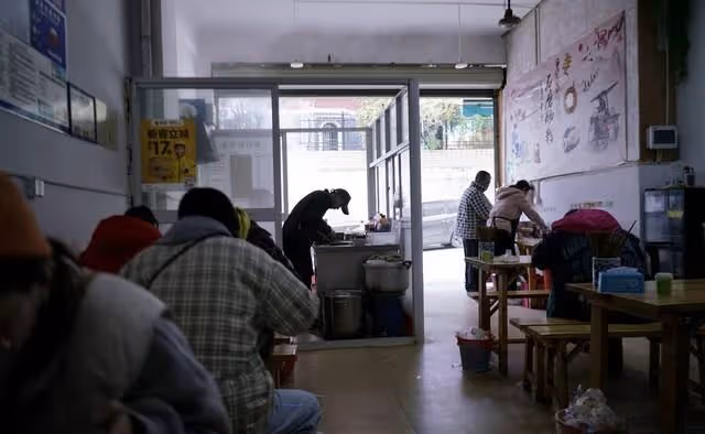 老同學欠我6千多年未還，生氣去他家要債，臨走前又悄悄給他500