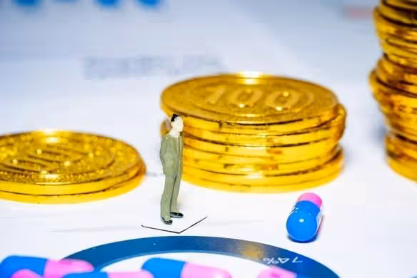 老同學欠我6千多年未還，生氣去他家要債，臨走前又悄悄給他500