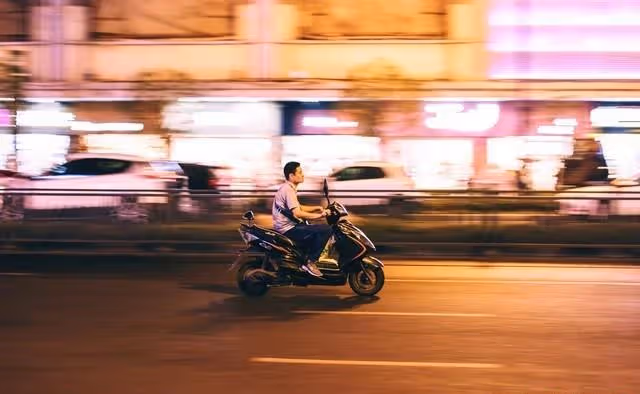 老同學欠我6千多年未還，生氣去他家要債，臨走前又悄悄給他500