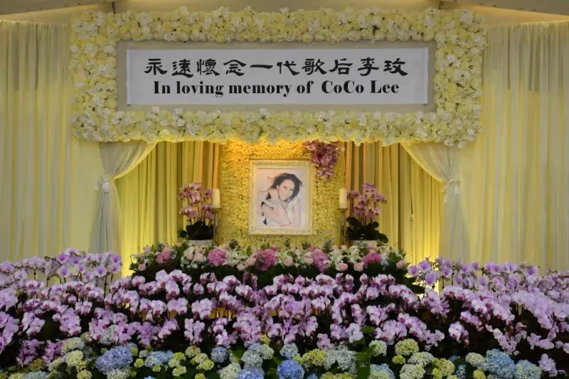 【李玟驟逝】粉絲靈堂外暴動 氣罵:渣男把CoCo還給我們!