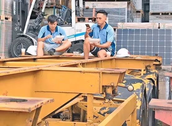 45歲港姐梁敏儀麵包店打工,每天站著接待顧客,忙到天黑才收工
