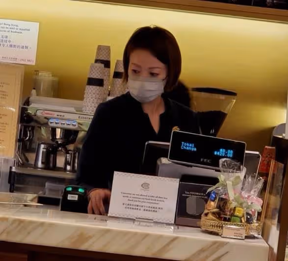 45歲港姐梁敏儀麵包店打工,每天站著接待顧客,忙到天黑才收工