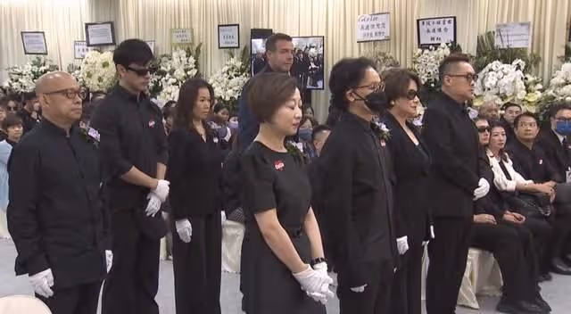 李玟大殮出殯,姐姐捧遺照前往火化,現場哭聲一片,老公繼女缺席