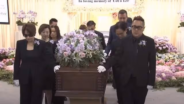 李玟大殮出殯,姐姐捧遺照前往火化,現場哭聲一片,老公繼女缺席