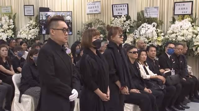 李玟大殮出殯,姐姐捧遺照前往火化,現場哭聲一片,老公繼女缺席