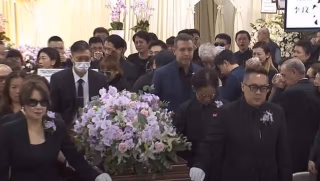 李玟大殮出殯,姐姐捧遺照前往火化,現場哭聲一片,老公繼女缺席