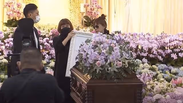 李玟大殮出殯,姐姐捧遺照前往火化,現場哭聲一片,老公繼女缺席