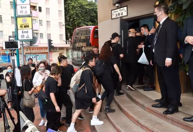 李玟大殮出殯,姐姐捧遺照前往火化,現場哭聲一片,老公繼女缺席