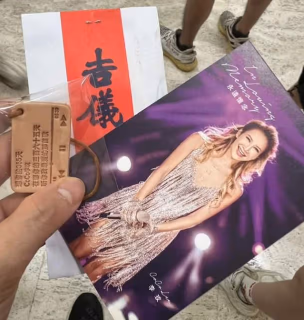 李玟大殮出殯,姐姐捧遺照前往火化,現場哭聲一片,老公繼女缺席