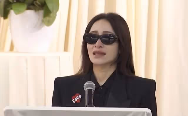 李玟大殮出殯,姐姐捧遺照前往火化,現場哭聲一片,老公繼女缺席