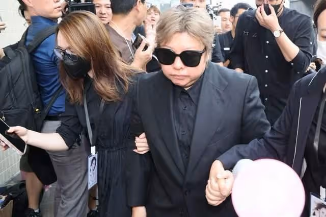 李玟大殮出殯,姐姐捧遺照前往火化,現場哭聲一片,老公繼女缺席