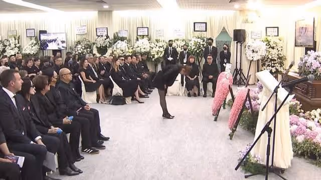 李玟大殮出殯,姐姐捧遺照前往火化,現場哭聲一片,老公繼女缺席