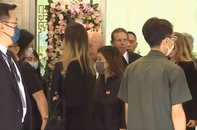 李玟大殮出殯,姐姐捧遺照前往火化,現場哭聲一片,老公繼女缺席