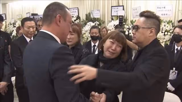 李玟大殮出殯,姐姐捧遺照前往火化,現場哭聲一片,老公繼女缺席