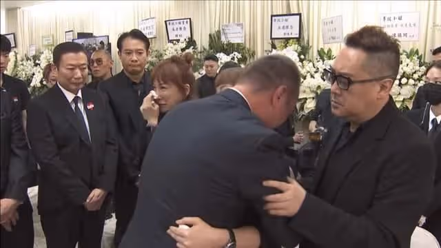 李玟大殮出殯,姐姐捧遺照前往火化,現場哭聲一片,老公繼女缺席
