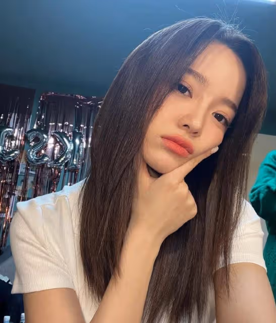 26歲女星抱怨拍動作戲時發胖了,笑稱劇中每個剪輯都有不同的臉型