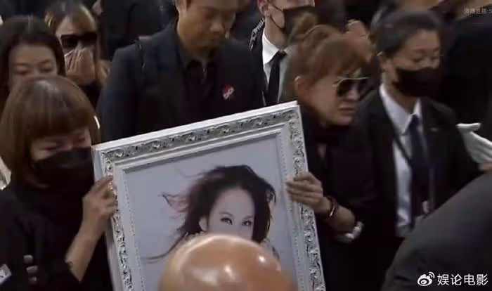 李玟大殮出殯,老公樂裕民和繼女沒現身,現場痛哭聲不斷