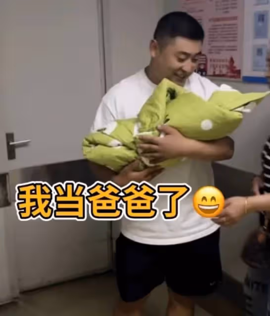 52歲「趙四」晉升當爺爺!劉程抱新生兒親吻太太,孕肚寫真首曝光