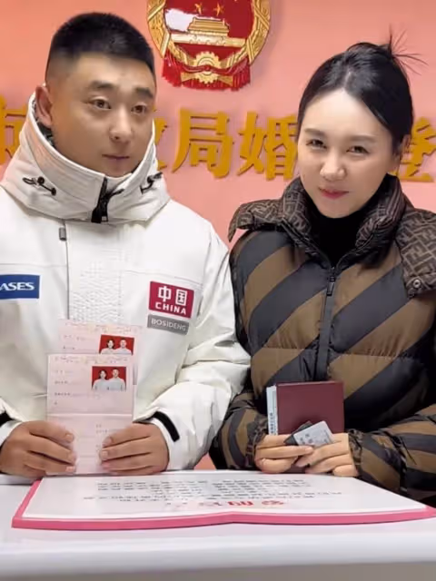 52歲「趙四」晉升當爺爺!劉程抱新生兒親吻太太,孕肚寫真首曝光