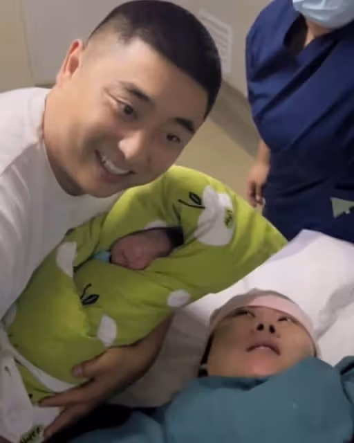 52歲「趙四」晉升當爺爺!劉程抱新生兒親吻太太,孕肚寫真首曝光