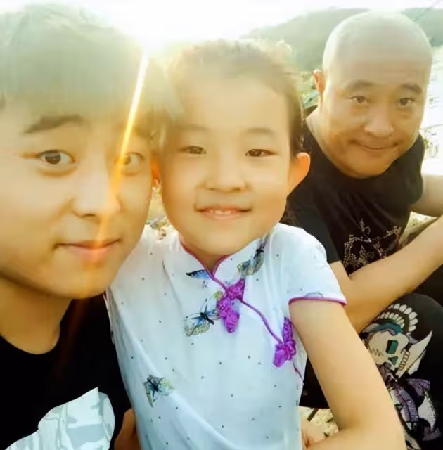 52歲「趙四」晉升當爺爺!劉程抱新生兒親吻太太,孕肚寫真首曝光