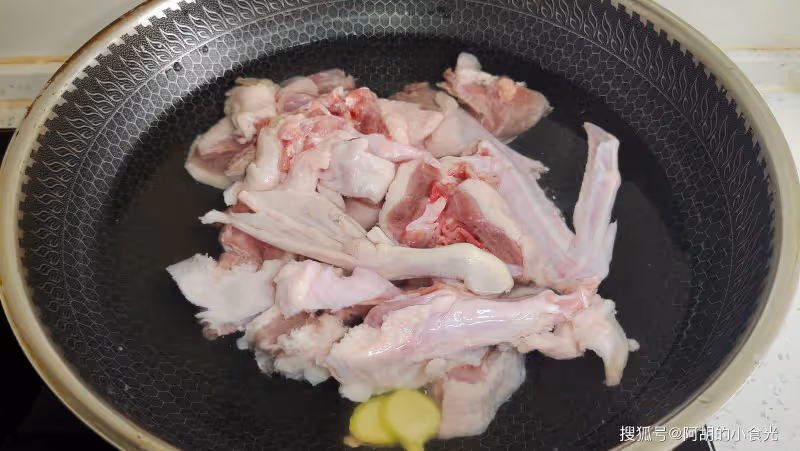 三伏天流汗多,多吃此肉配毛豆!隨手燜出一鍋香,消暑滋補,肉嫩解饞一口入魂