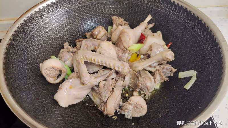 三伏天流汗多,多吃此肉配毛豆!隨手燜出一鍋香,消暑滋補,肉嫩解饞一口入魂
