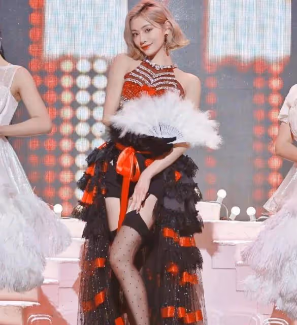 黑斑襪搭配金剛服,許佳琪網上愛好造型!