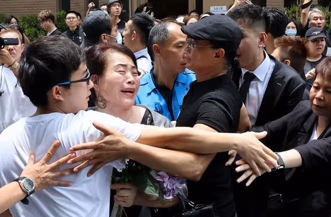 500位歌迷到火葬場圍堵李玟老公,大家情緒激動拿鮮花砸他