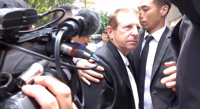 500位歌迷到火葬場圍堵李玟老公,大家情緒激動拿鮮花砸他