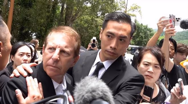 500位歌迷到火葬場圍堵李玟老公,大家情緒激動拿鮮花砸他