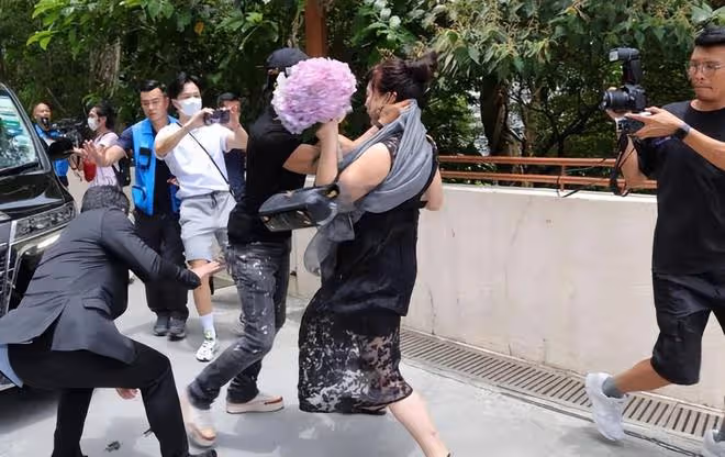 500位歌迷到火葬場圍堵李玟老公,大家情緒激動拿鮮花砸他