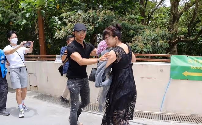 500位歌迷到火葬場圍堵李玟老公，大家情緒激動拿鮮花砸他